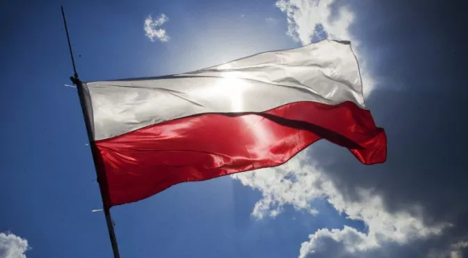 Британски фенове стъпкаха полския флаг (ВИДЕО)