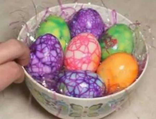 Страхотна идея за боядисване на яйца (ВИДЕО)
