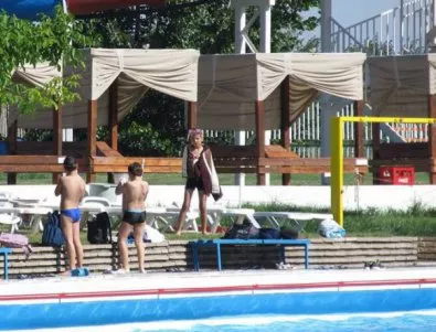 Спортисти тренират на градския басейн в Асеновград за 10 лева месечно