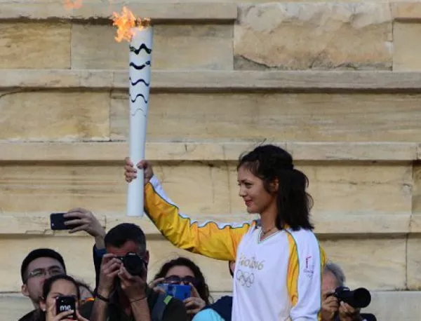 Стачкуващи заради забавени заплати опитаха да загасят олимпийския огън