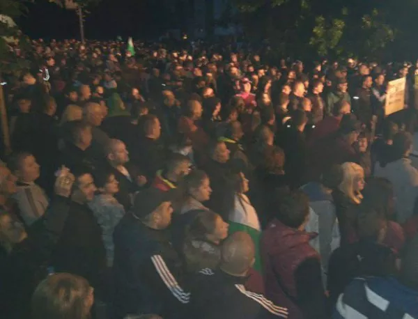 Хиляди на бунт пред махалата в Раднево, искат изселване на ромите