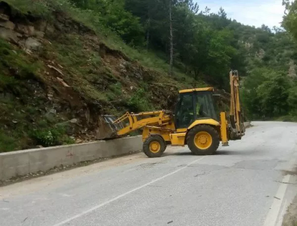 До 20 септември ще приключат ремонтните дейности по асфалтовата настилка на пътя Кричим-Девин 