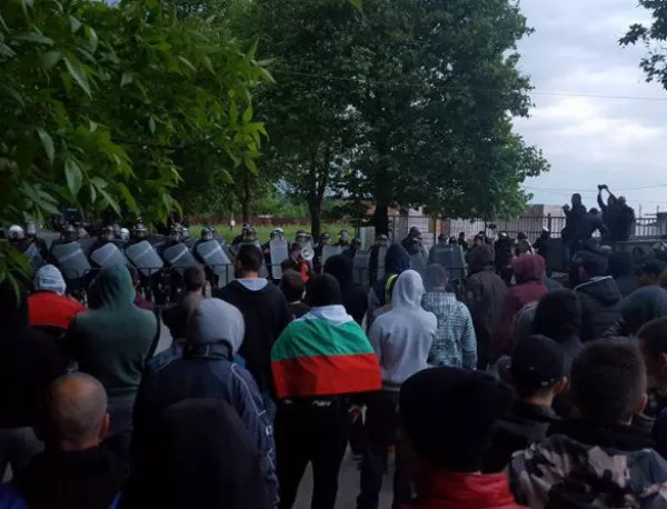Протестът в Раднево започна, две водни оръдия чакат недоволните граждани