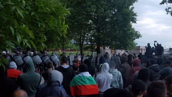 Протестът в Раднево започна, две водни оръдия чакат недоволните граждани