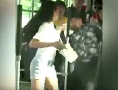 Китайка - нинджа нокаутира джебчия в автобус (Видео)