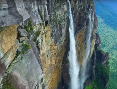 Потресаваща гледка към най-високия водопад в света (ВИДЕО)