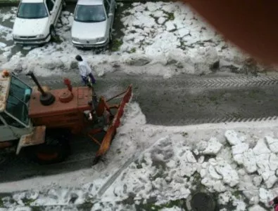 След градушката в Ловеч извадиха снегорини