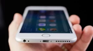 Samsung ще е причината за солената цена на iPhone 8 