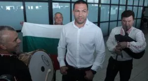 Посрещнаха Кобрата като национален герой, той: Планирам още един мач през 2016-а, може и в София