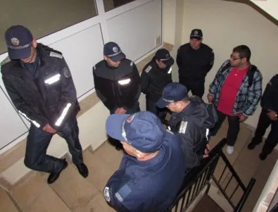 Цял блок в Русе скочи срещу ипотеки, наложи се полицейска намеса