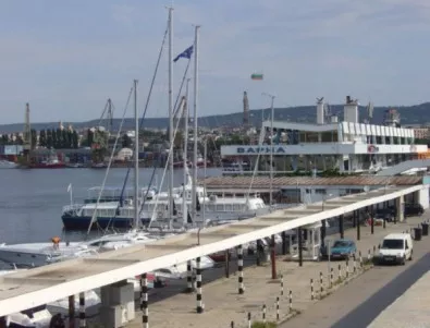 Жена осъди община Варна след инцидент със заря на Морска гара