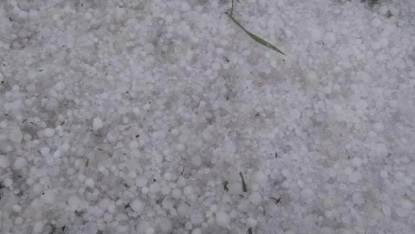 Екстремна градушка в Хърватия изкара снегорините на пътя (Видео)