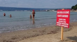 Забраняват къпането на Офицерския плаж във Варна 