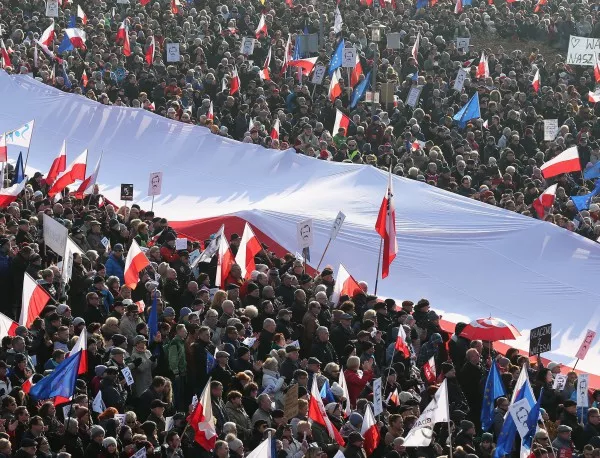Полша ограничи правото за обществени събирания