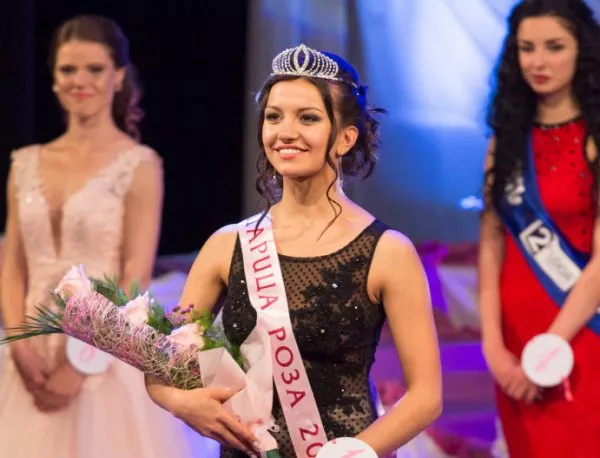 Казанлък избра 18-годишната Йоана Шишкова за Царица на розите