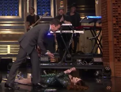 Мегън Трейнър падна зрелищно по време на тв шоу (Видео)
