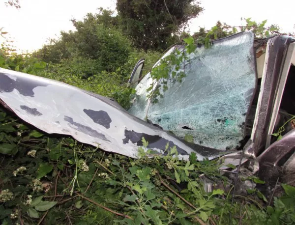Тежка катастрофа между две коли и румънски автобус на пътя Русе-Бяла