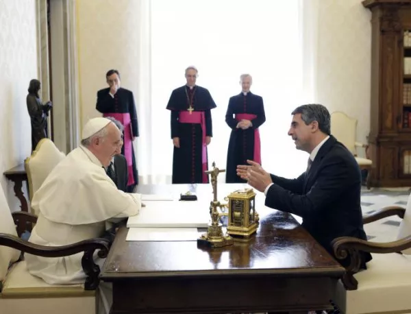 Папата към Плевнелиев: Работете за това обикновеният човек да види държавата на своя страна