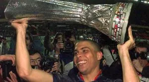 Краят на войната? Уругваец си татуира лика на бразилска легенда