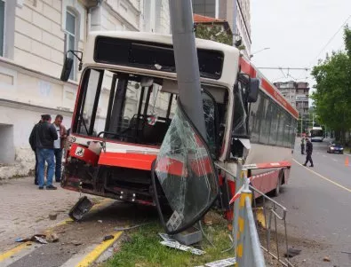 Автобус с 50 души катастрофира, шофьорът е мъртъв