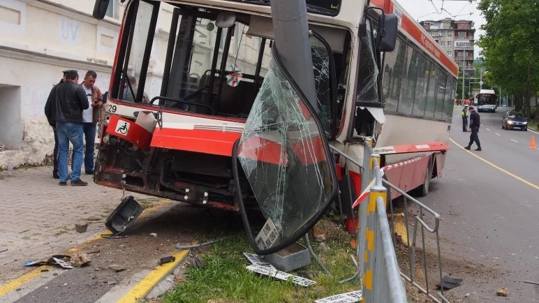 Автобус с 50 души катастрофира, шофьорът е мъртъв