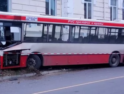 Автобус от варненския градски транспорт тръгна без шофьора, блъсна коли