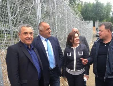 Борисов заедно с Бъчварова, Ненчев и Валери Симеонов облетя оградата по границата (СНИМКИ)