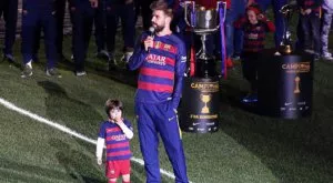 Пике "запали" "Камп ноу" с послание към Реал Мадрид