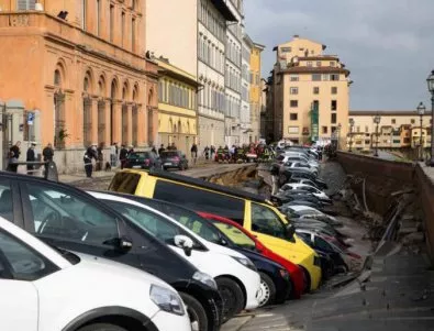 Пропаднал път във Флоренция погълна 20 коли (Видео)