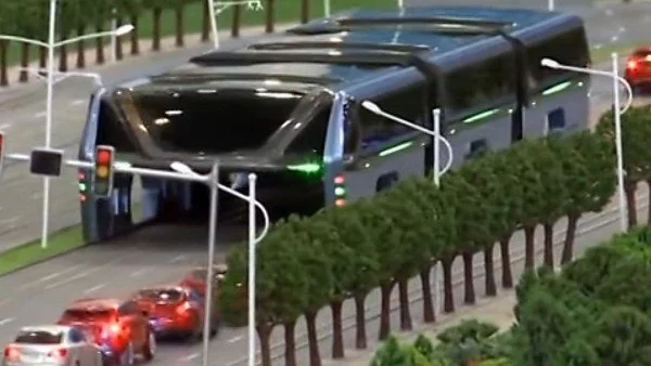 Ще борят задръстванията в Китай с автобус с 1400 места (видео)