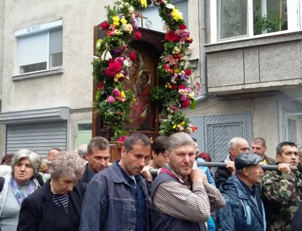 Стотици се обединиха в най-дългото литийно шествие в Асеновград