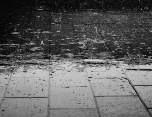 Жълт код за опасни валежи в 4 области на страната е обявен за утре