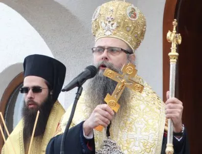 Църковен певец от Асеновград обвини митрополита в корупция