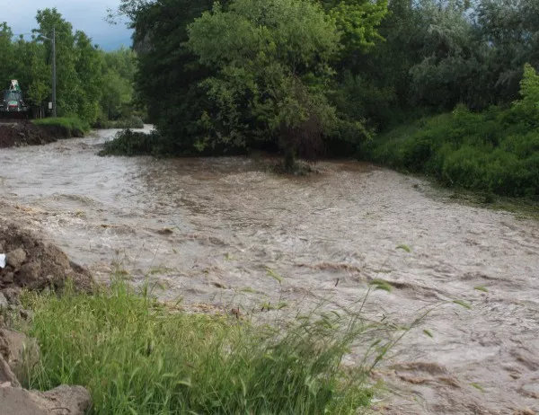 НИМХ предупреди за повишение на нивата на някои реки и възможни поройни наводнения