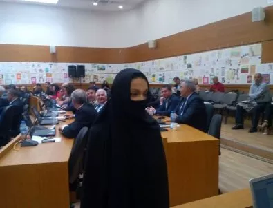 Съветничка от ВМРО влезе с бурка на сесията на Пловдивския общински съвет