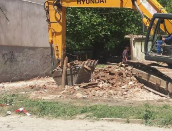  Част от сграда, паметник на културата, се срути на метри от пешеходци в Пловдив 