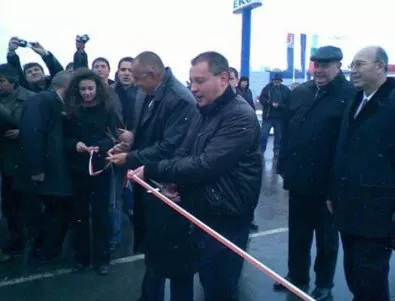 Станишев си мери асфалта с Борисов във Facebook