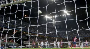 Виждали ли сте по-смешно изпълнение на дузпа? (ВИДЕО)