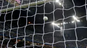 ВИДЕО: Съдия свири дузпа по време на почивката в двубой от Бундеслигата