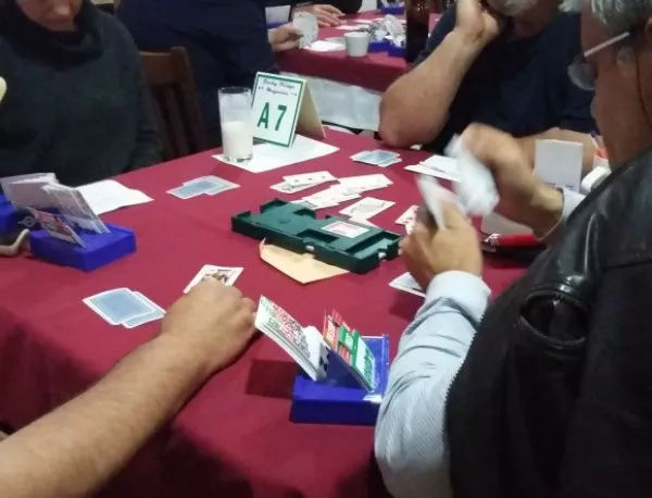 Картоиграчи от 17 г. до 72 г. на бридж турнира в Асеновград