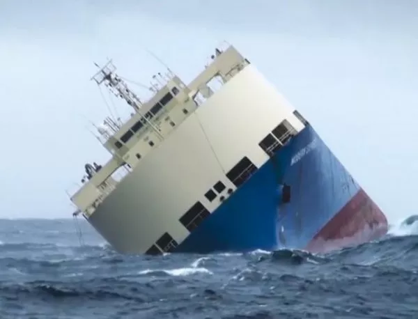 Спасяването на силно наклонен кораб (ВИДЕО)