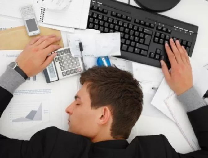 Над 50% от българите са изморени по време на работа
