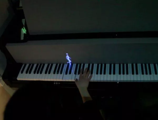 Холограма учи децата да свирят на пиано (ВИДЕО)