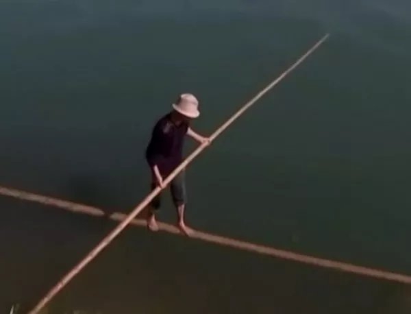 Китаец всеки ден плава до работа върху бамбукова пръчка (ВИДЕО)