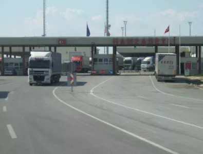 Затрудненото придвижване на границата с Турция продължава