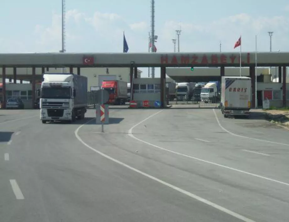 Затрудненото придвижване на границата с Турция продължава
