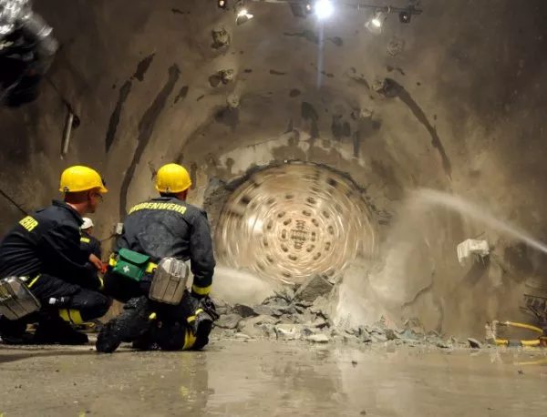 Най-дългият жп тунел в света почва да работи