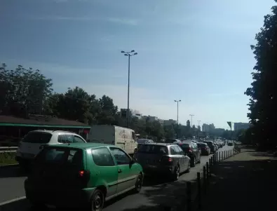 СОС отложи решението стари коли да не влизат в центъра на София