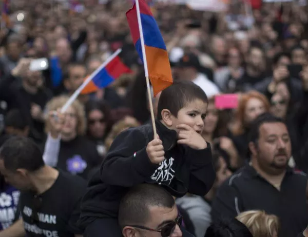 Арменската полиция блокира централния площад в Ереван