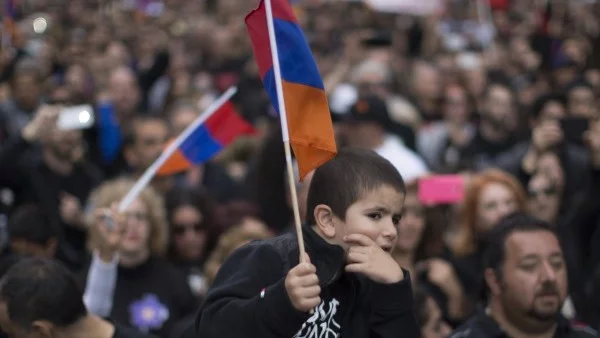 Арменската полиция блокира централния площад в Ереван